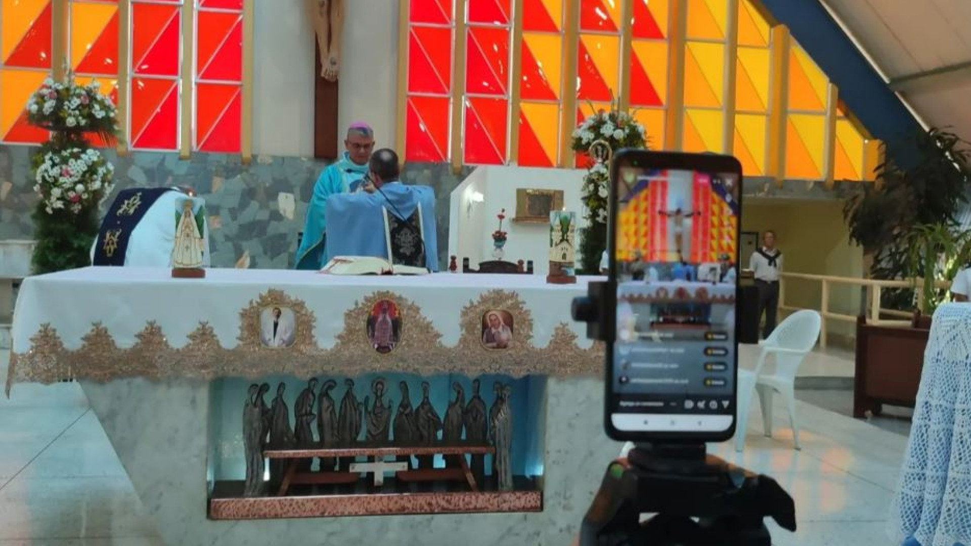 Immagine di Da Facebook a TikTok, così la Chiesa parla agli ultimi