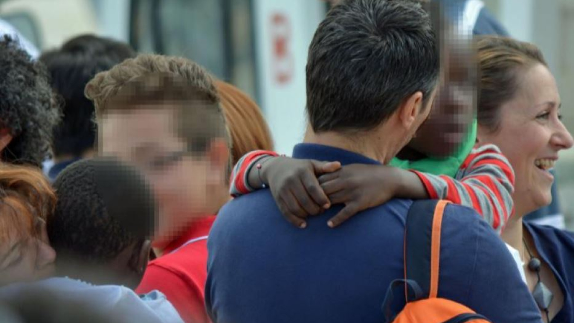 Immagine di «Adozioni più semplici e meno vincoli», la proposta di Fdi fa discutere