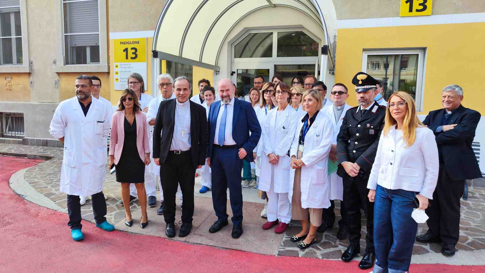 Immagine di Il vescovo Domenico benedice gli anziani in ospedale