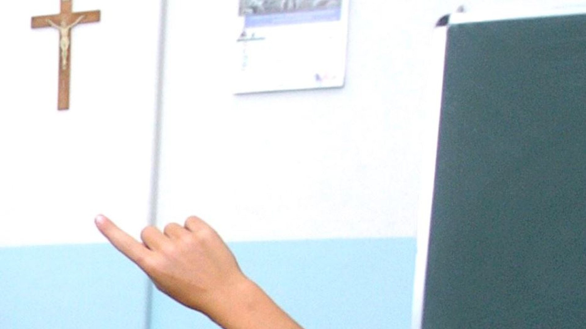 Immagine di Carpi, il crocifisso torna in aula alla scuola media Focherini