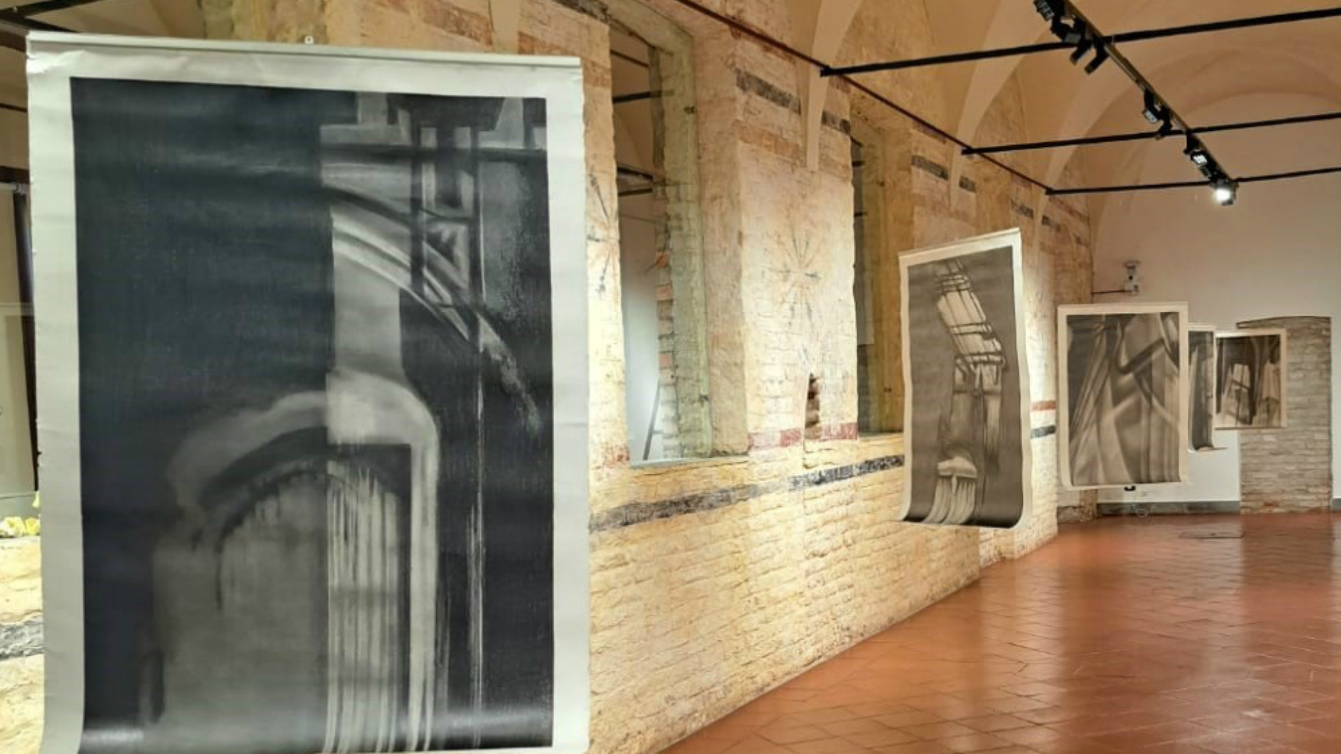 Immagine di Come ombre sospese. «Da contrapporre al peso della vita»