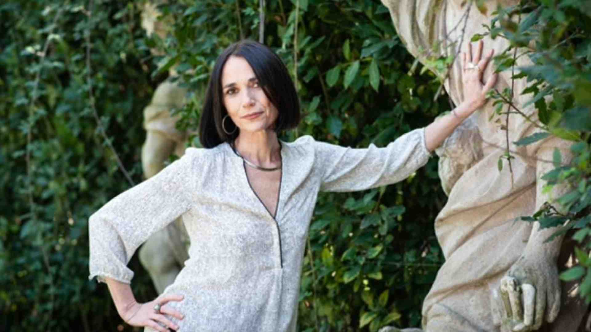 Immagine di Lisa Ginzburg e la piuma in volo sull'origine
