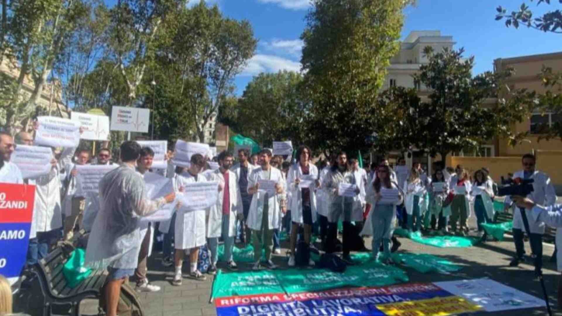 Immagine di In corsia, tra i medici specializzandi: «Così veniamo sfruttati»