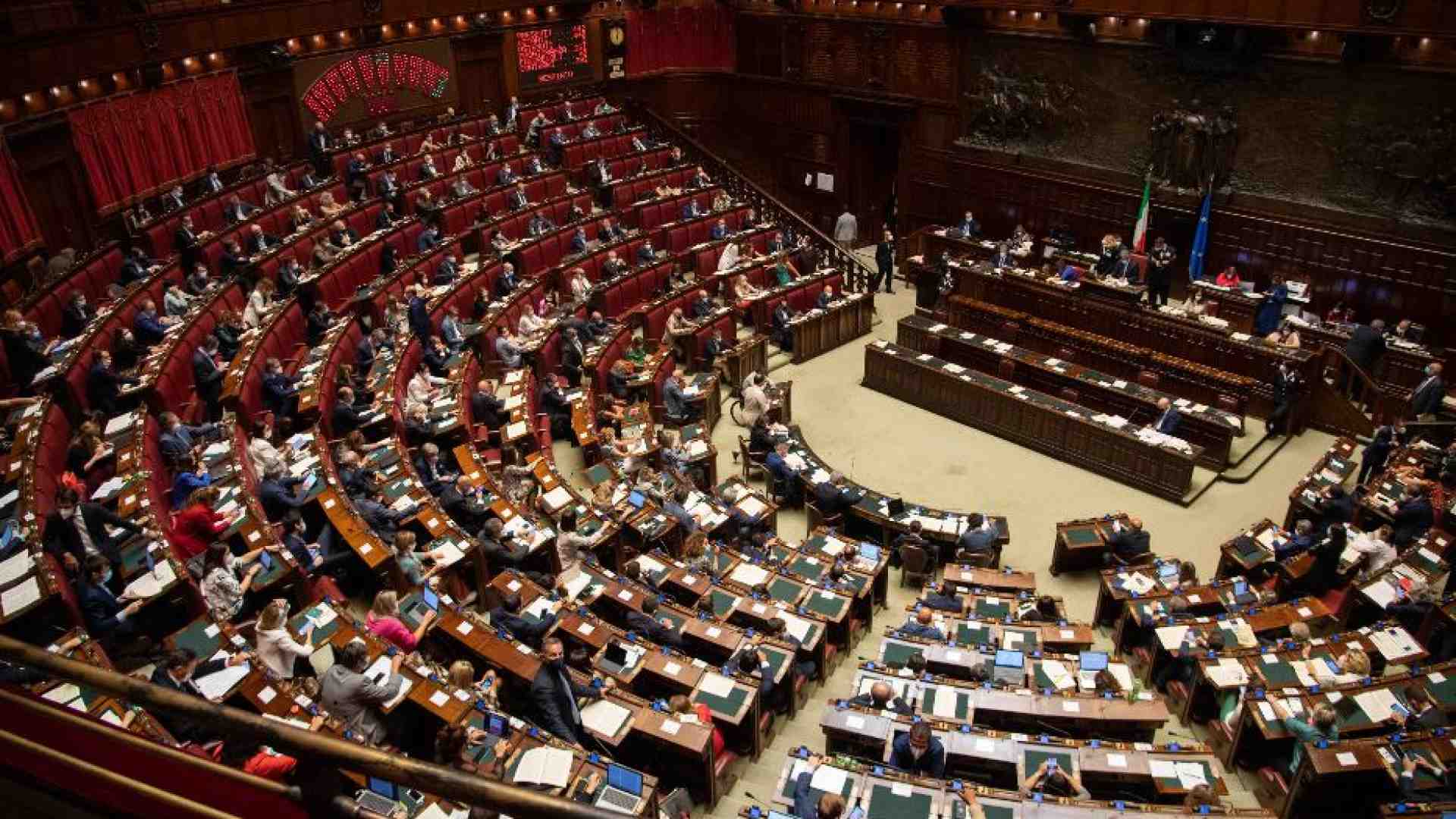 Immagine di Salario minimo, ok al rinvio in commissione. L'opposizione insorge
