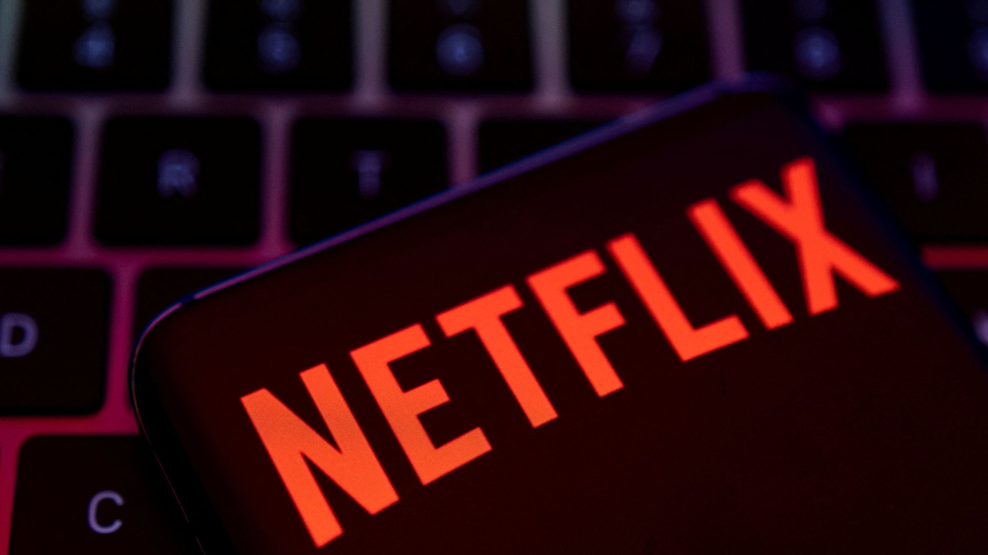 Immagine di Netflix vince la scommessa: più abbonati con lo stop alle password condivise