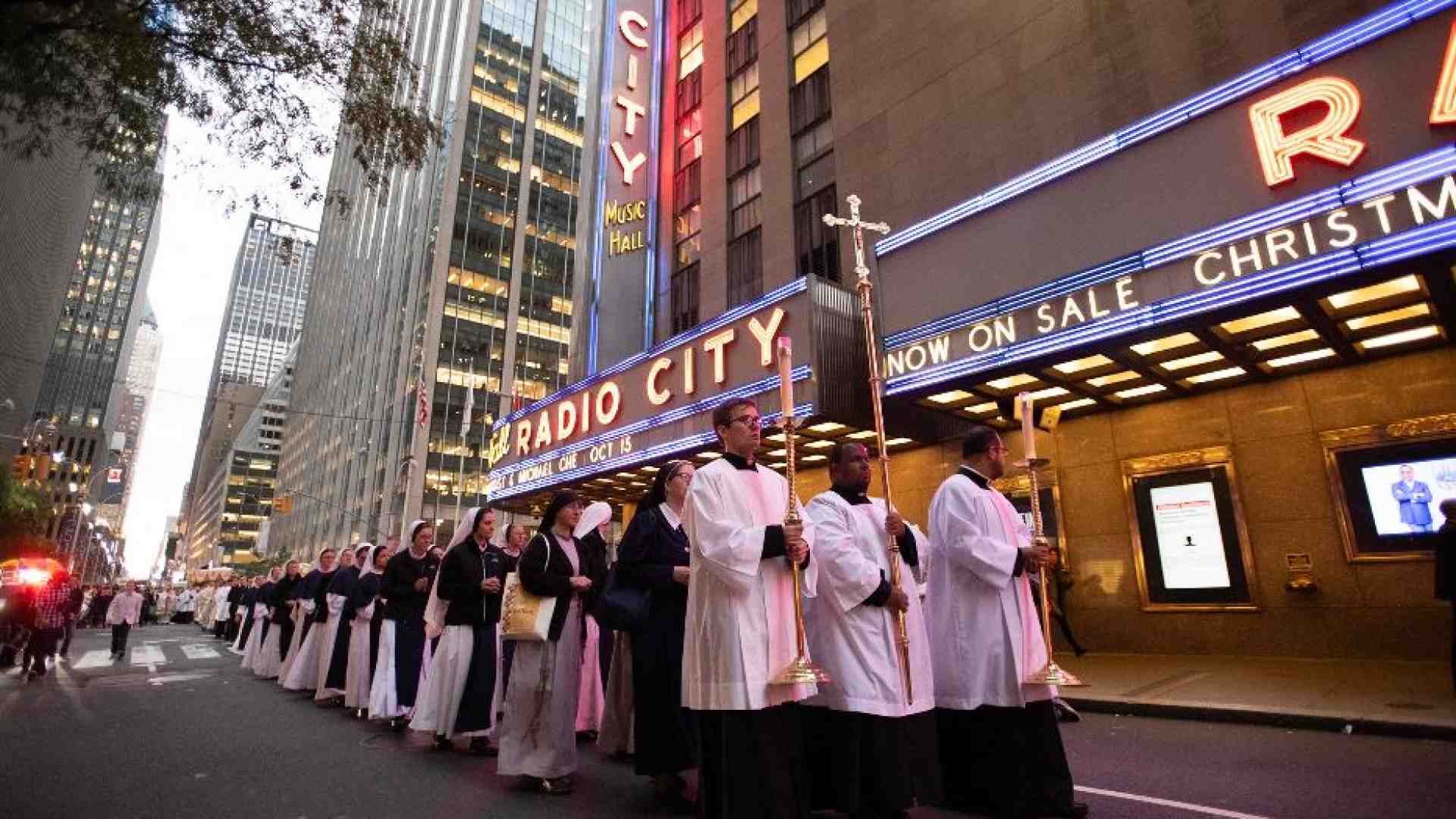 Immagine di Processioni e adorazione perpetua: così New York riscopre l’Eucaristia