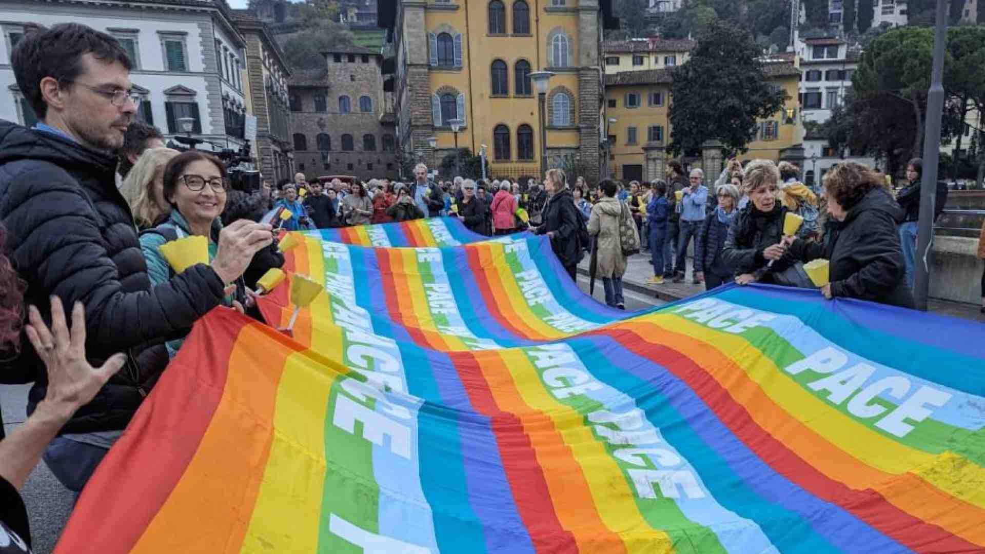 Immagine di In migliaia alla fiaccolata per la pace. In corteo il rabbino e l'imam