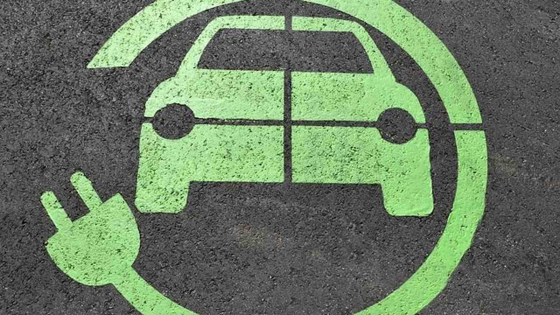 Immagine di Auto elettriche, colonnine e batterie: quante bugie intorno alla spina