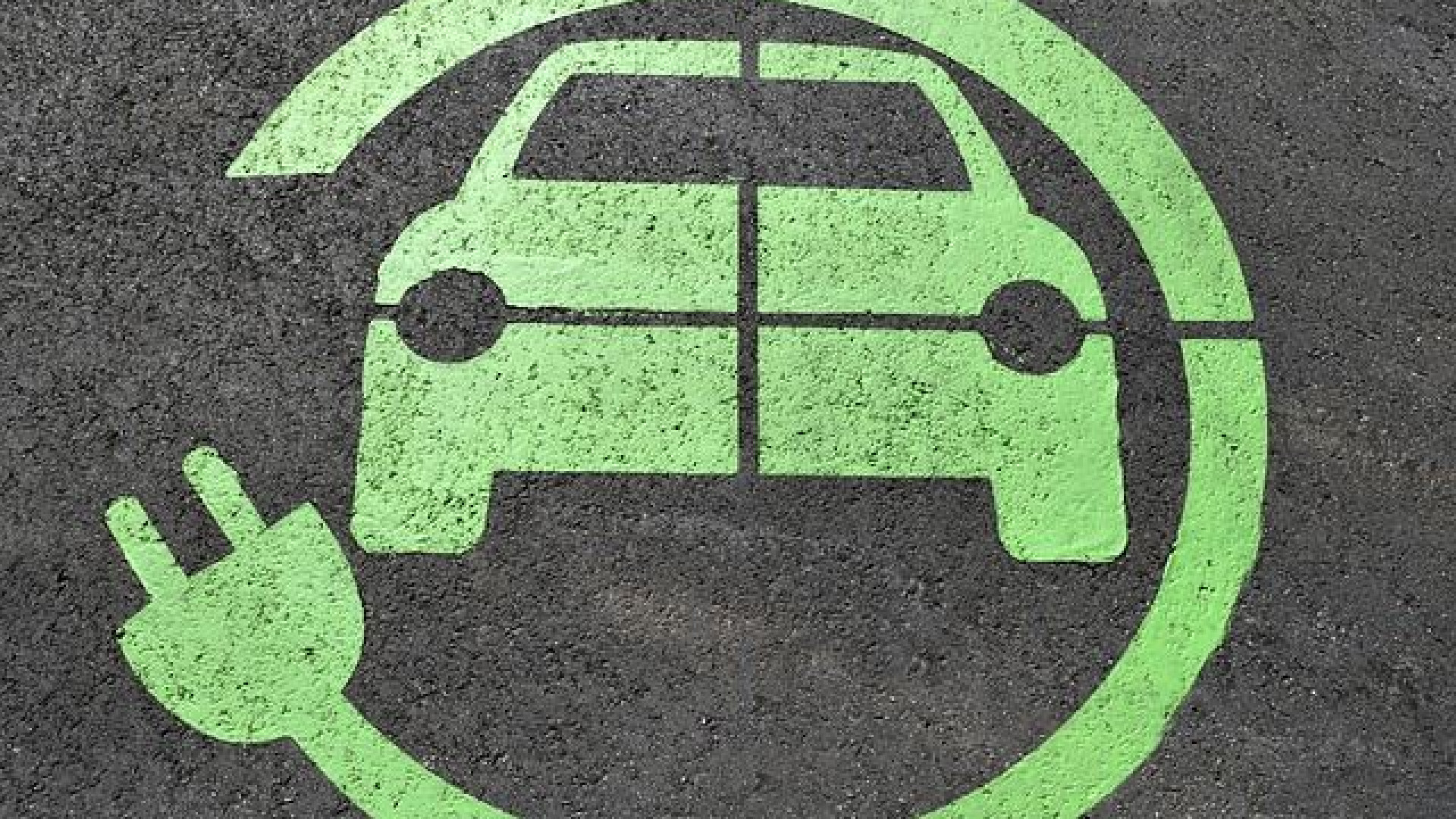 Immagine di Auto elettriche, colonnine e batterie: quante bugie intorno alla spina