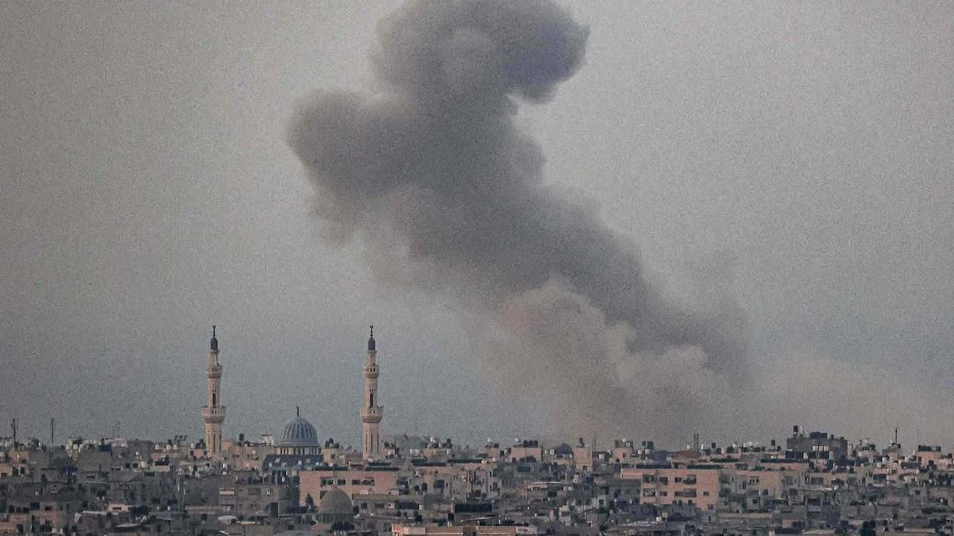 Immagine di Carri armati israeliani a Gaza. «Ucciso il capo Hamas dei deltaplani»