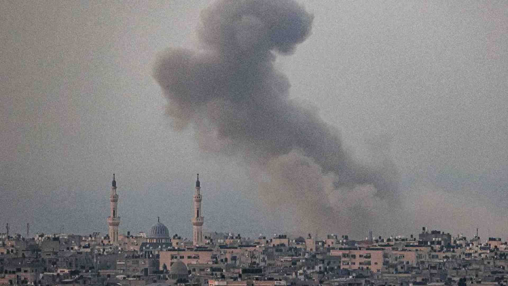 Immagine di Carri armati israeliani a Gaza. «Ucciso il capo Hamas dei deltaplani»