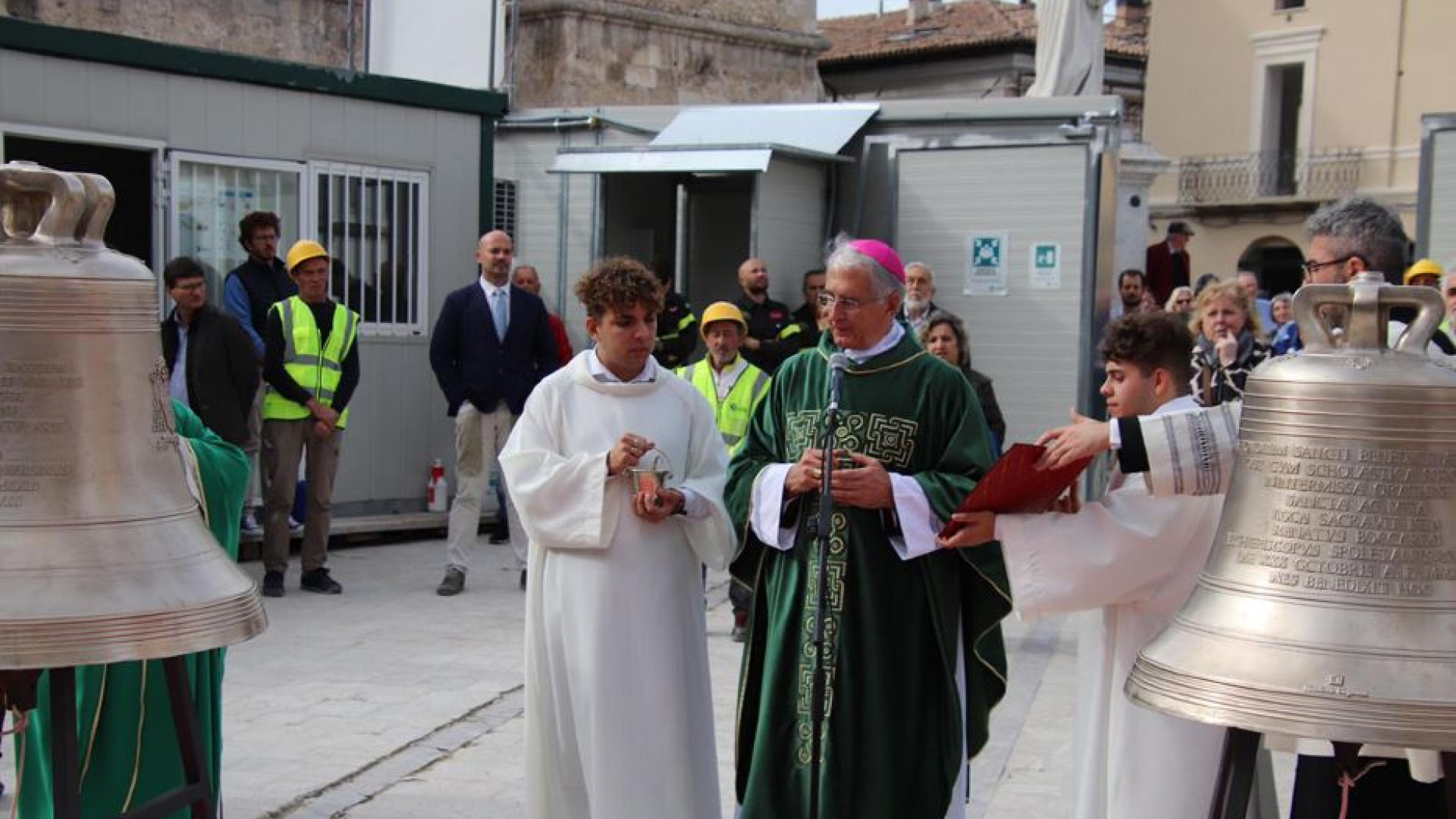 Immagine di A Norcia la prima messa nella basilica di San Benedetto