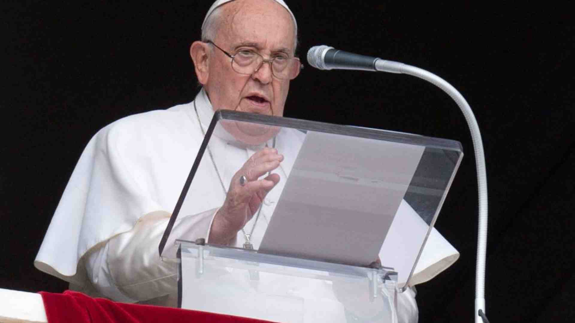 Immagine di Il Papa: «I santi non sono eroi ma amici fidati». E prega per la pace