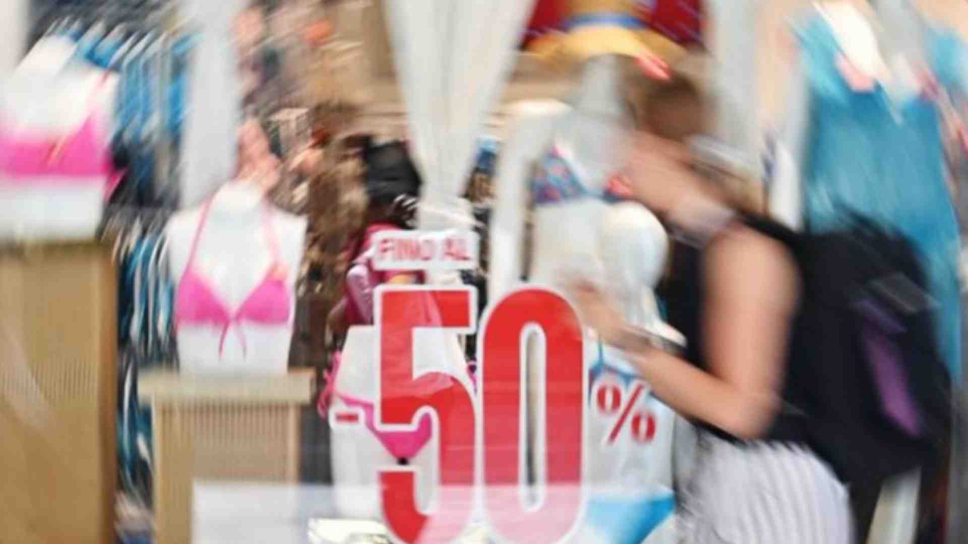 Immagine di Effetto caldo sui capi invernali: giù le vendite, saldi da rinviare