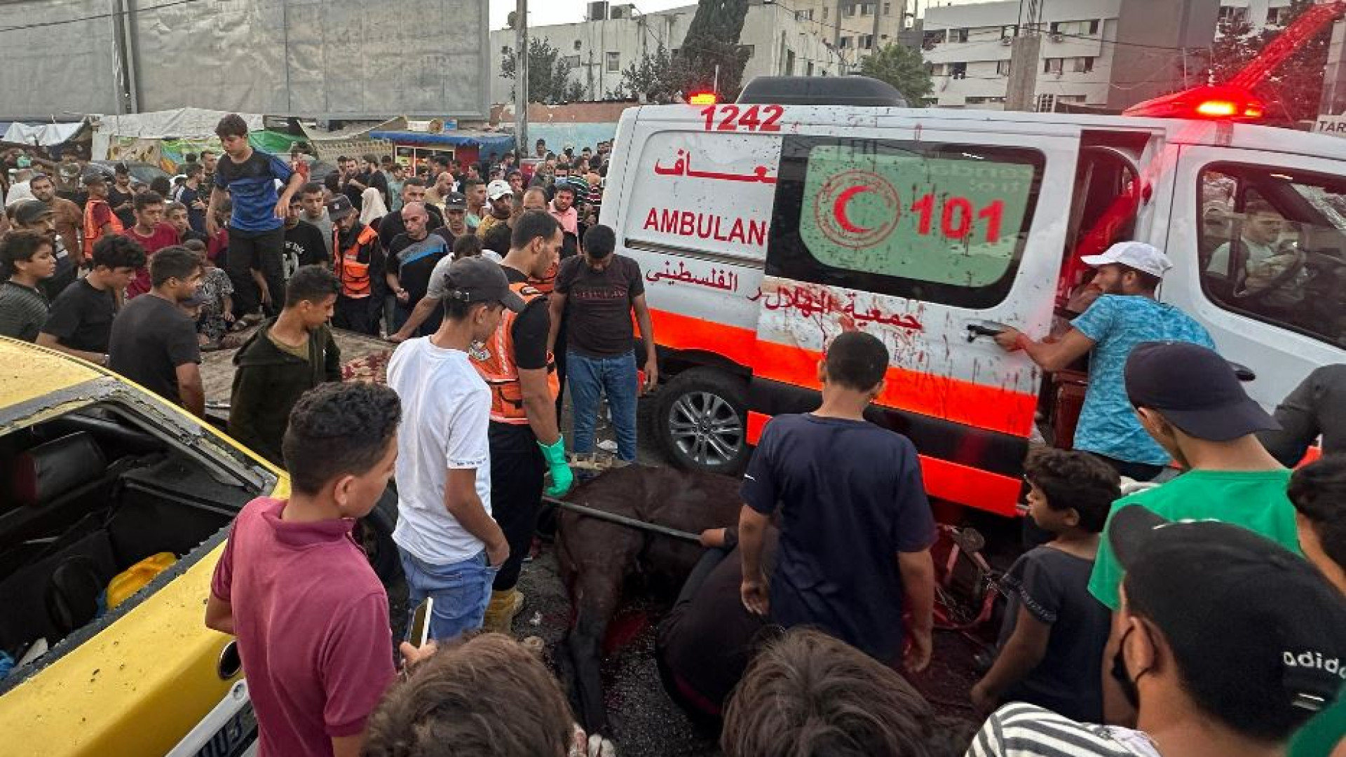 Immagine di Colpita la scuola cattolica di Gaza. E scoppia la guerra delle ambulanze