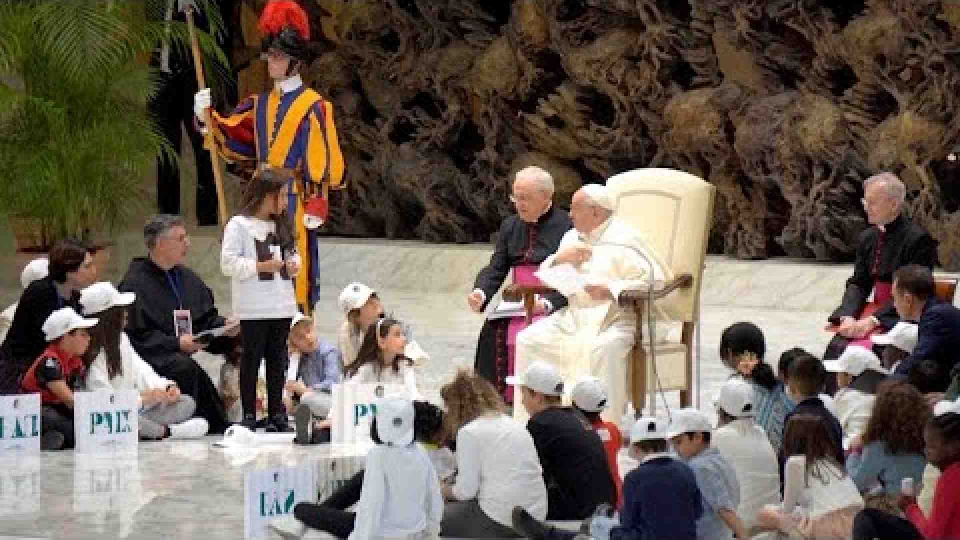 Immagine di Il Papa ai bambini: siate messaggeri di pace, uccidere i piccoli è crudeltà