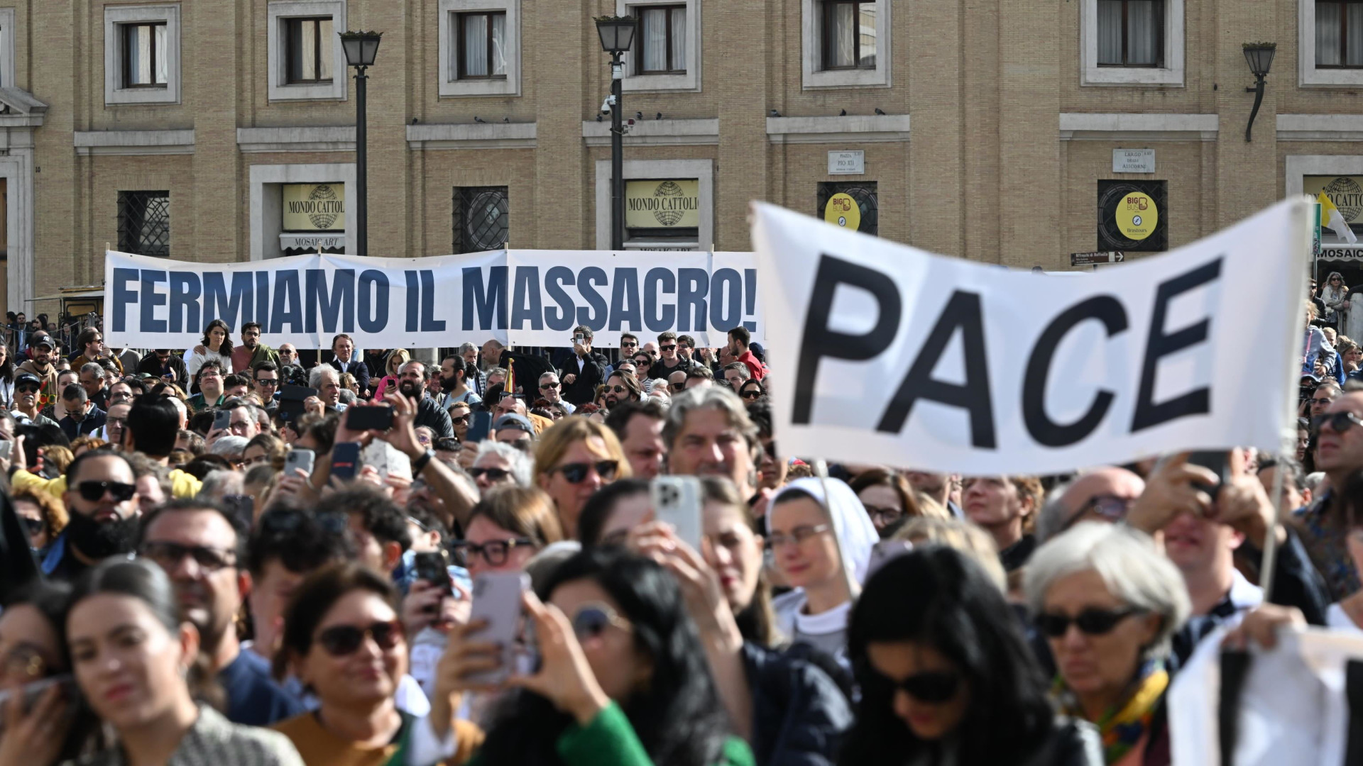 Immagine di Appello del Papa: «Vi prego di fermarvi in nome di Dio, cessate il fuoco!»