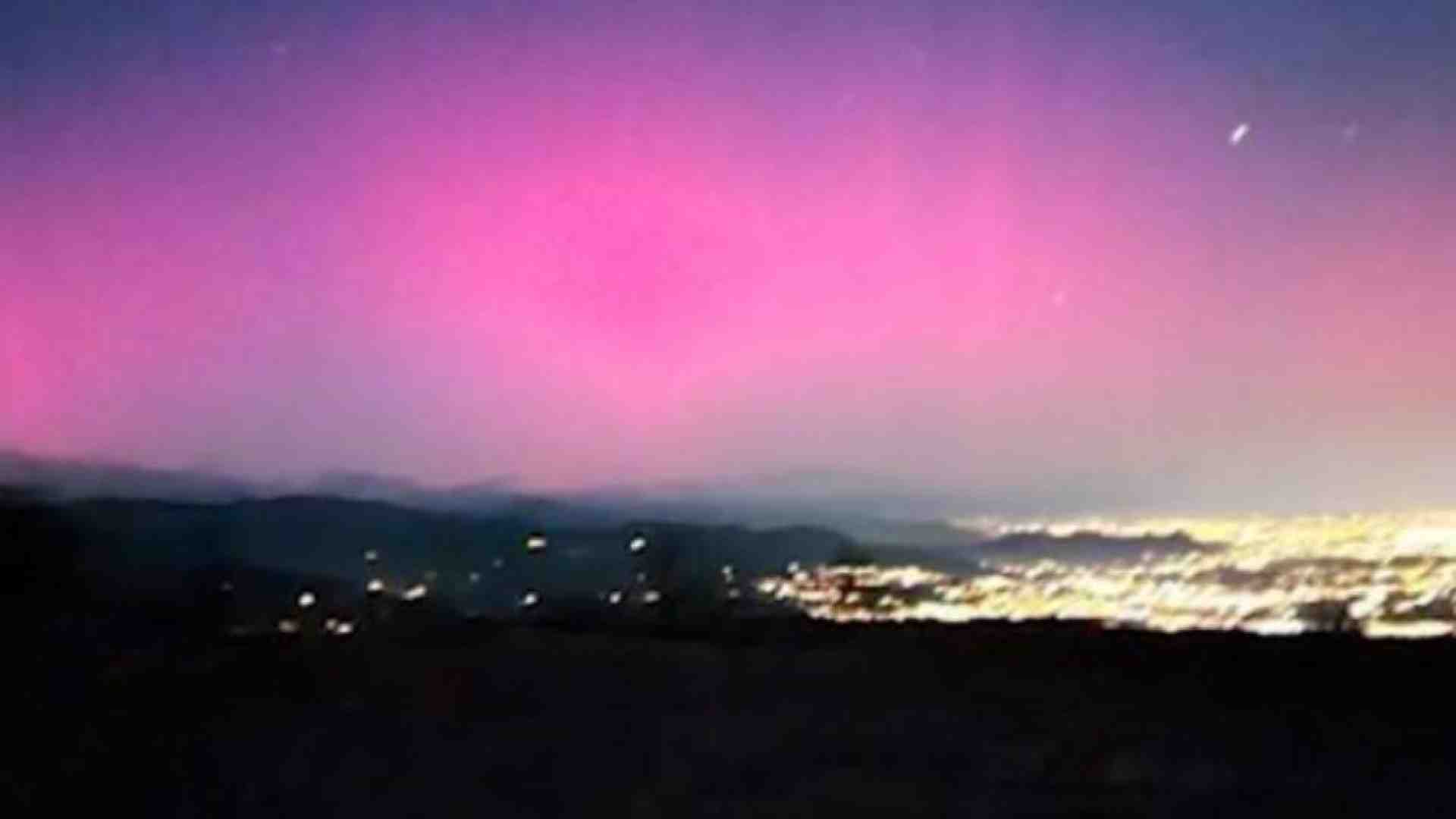 Immagine di L'aurora boreale sulle Alpi: da cosa dipende (e perché è una rarità)