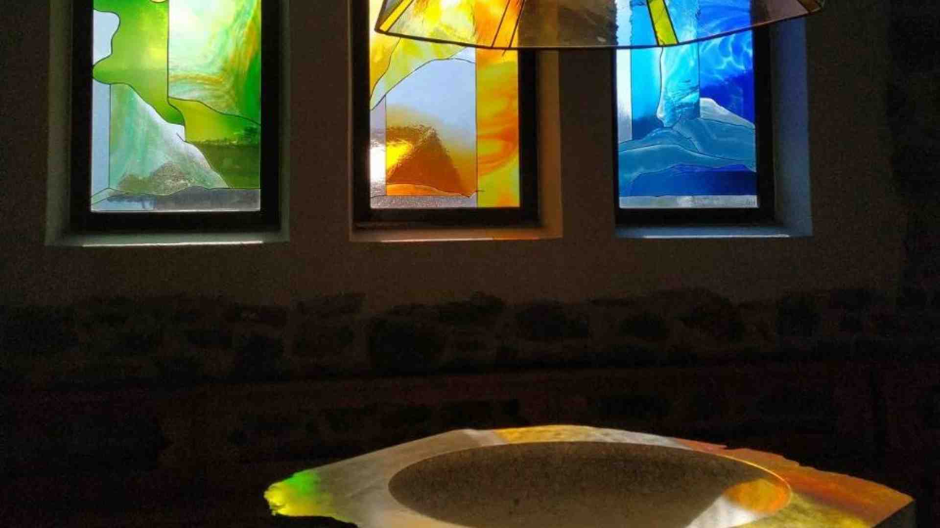 Immagine di Trans e gay, sì al Battesimo. Possono essere padrini e madrine. Cosa significa