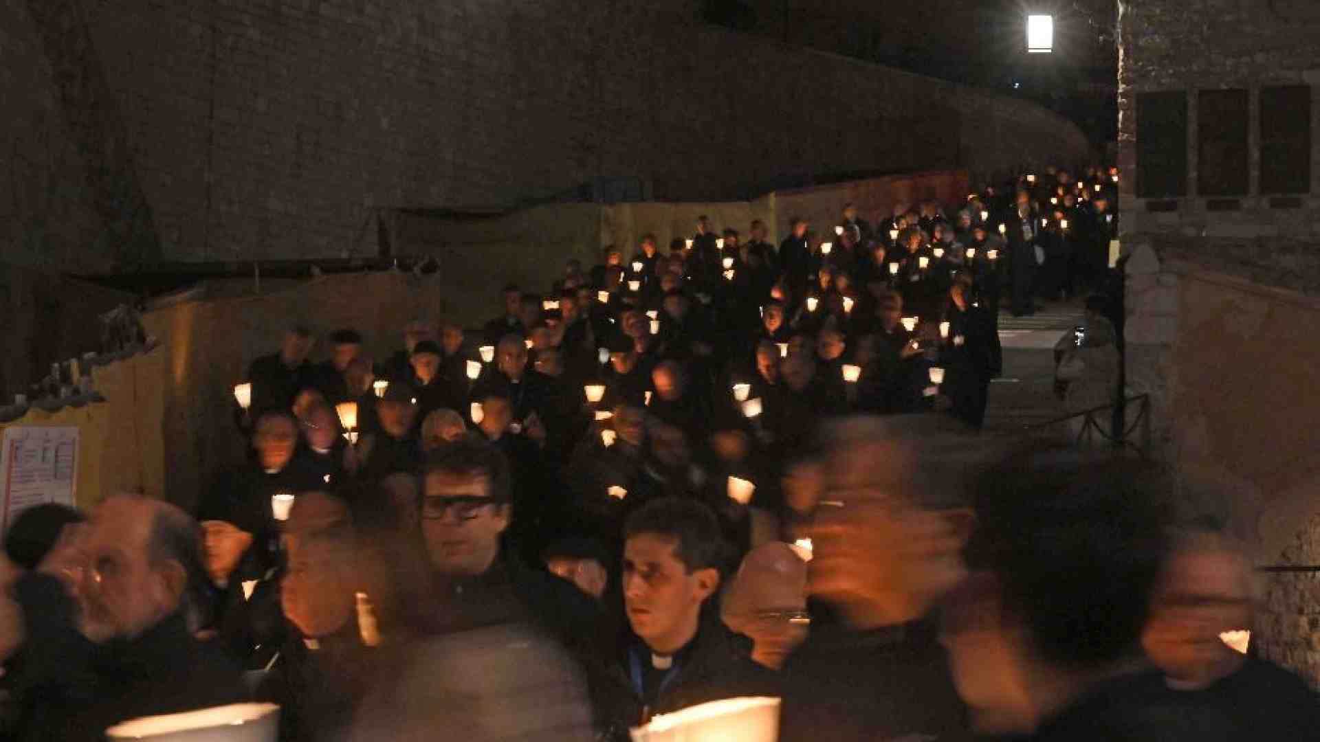 Immagine di La preghiera dei vescovi ad Assisi: «Niente è perduto con la pace»
