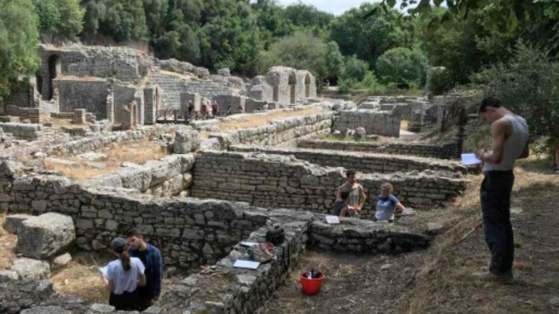 Immagine di Da una laguna in Albania riaffiorano i resti di un ponte romano