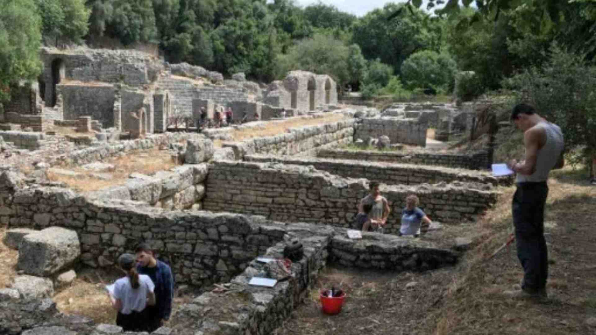 Immagine di Da una laguna in Albania riaffiorano i resti di un ponte romano