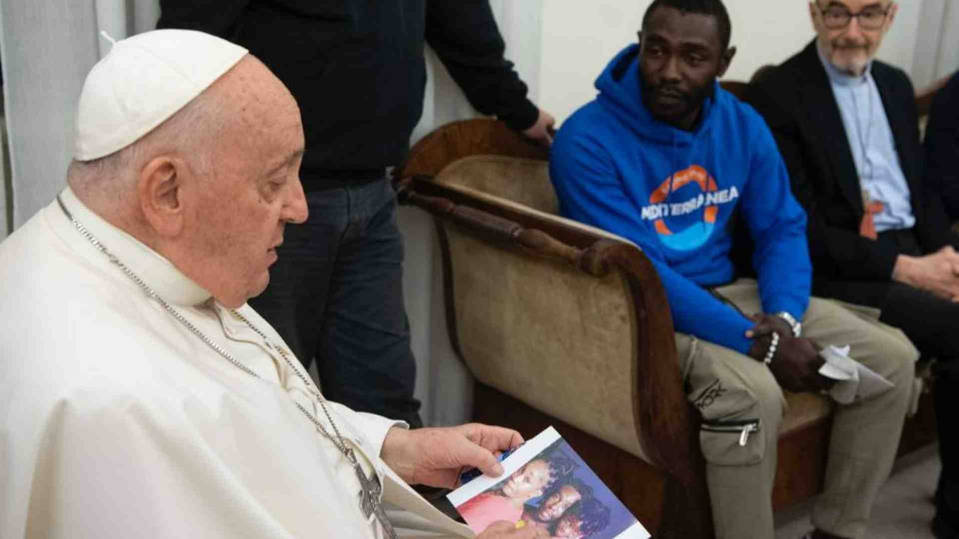 Immagine di Il Papa a Pato, che perse moglie e figlia nel deserto: «Ho pregato per loro»
