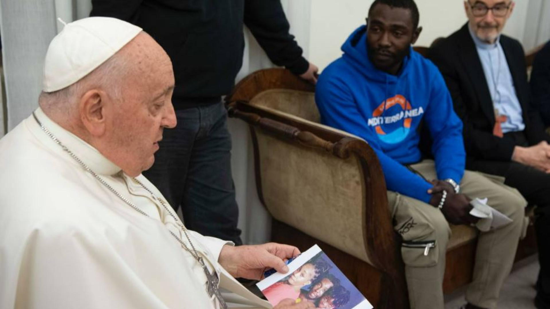 Immagine di Il Papa a Pato, che perse moglie e figlia nel deserto: «Ho pregato per loro»