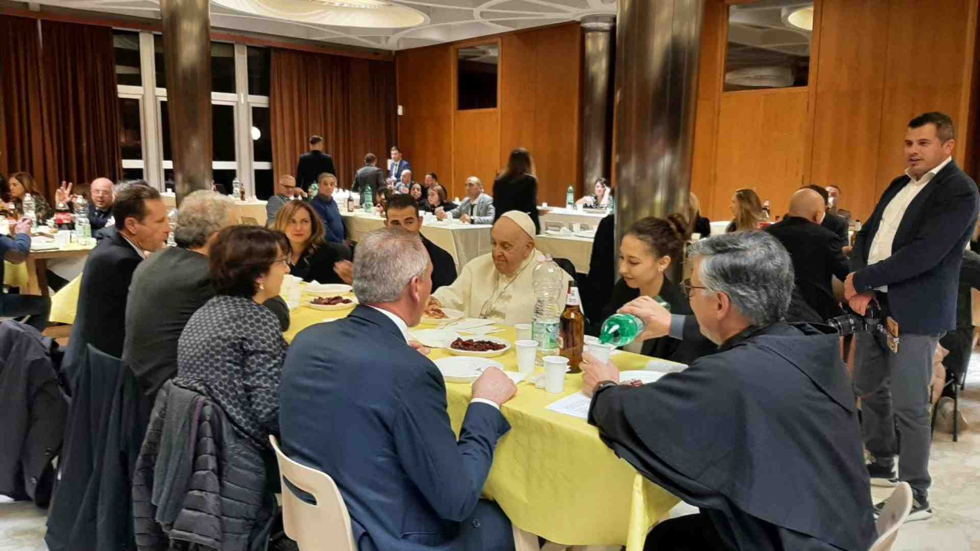 Immagine di Per il Papa cena con i volontari dell'evento dei bambini