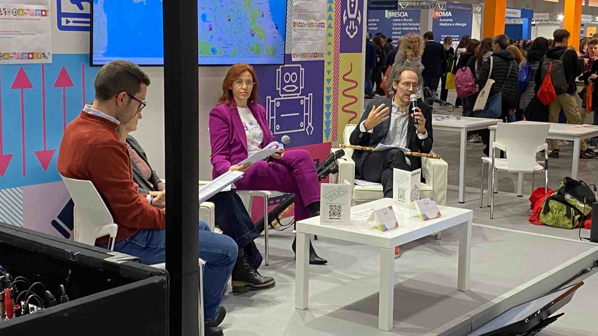 Immagine di L'Accademia di Belle Arti sigilla la sua denominazione “statale” alla fiera dedicata ai giovani