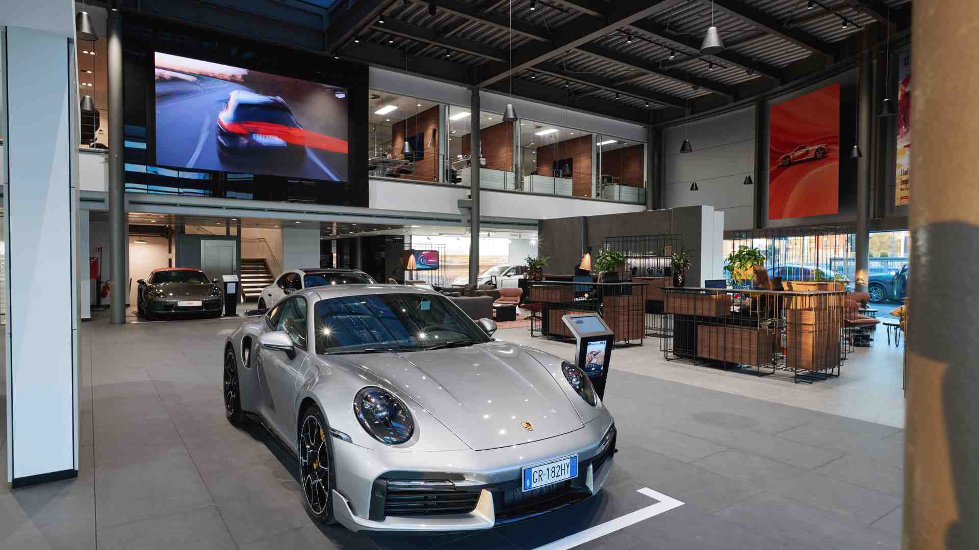 Immagine di Dal prodotto al cliente, Milano apre a "Destination Porsche"