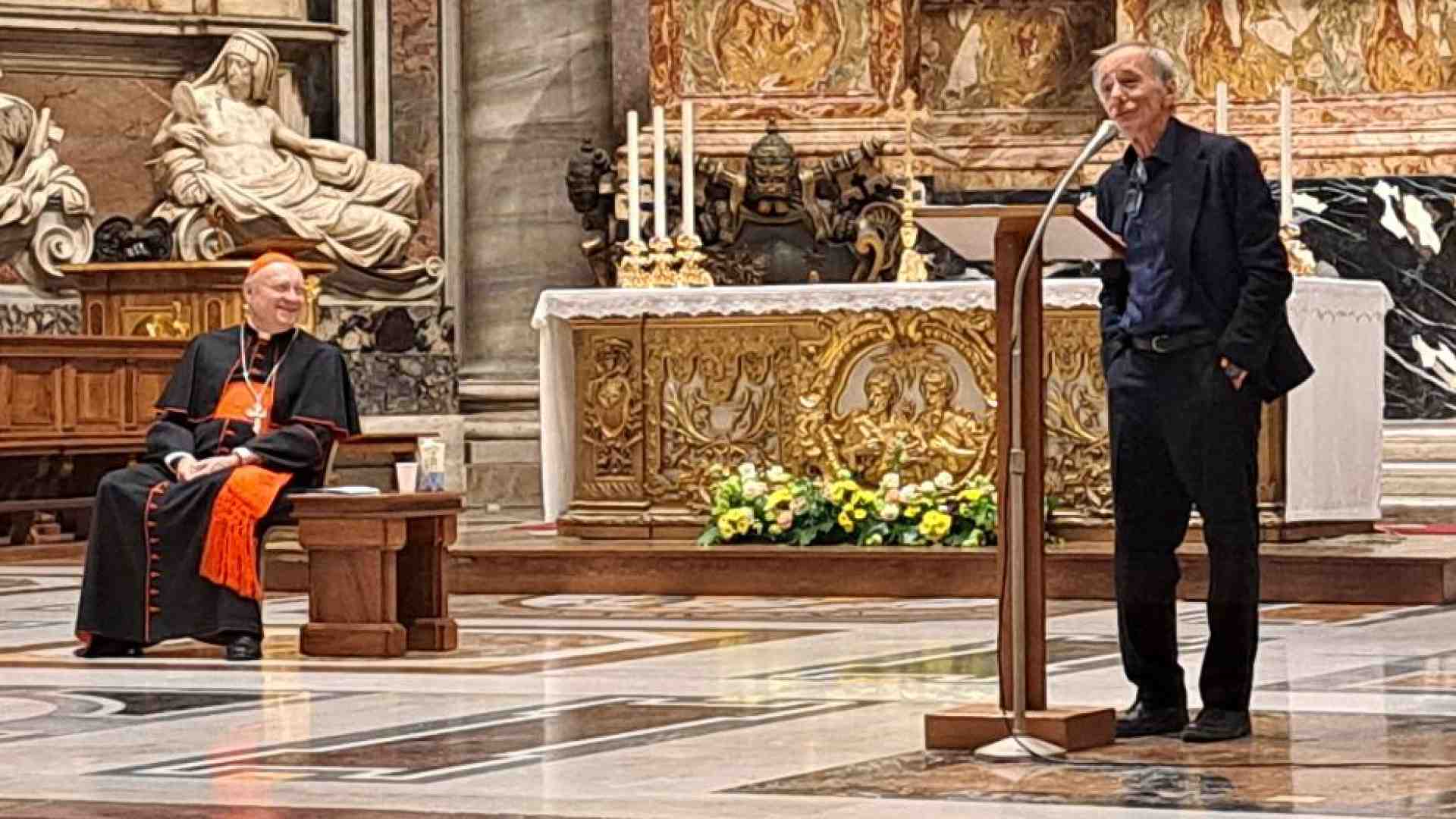 Immagine di Vecchioni, luci a San Pietro. «Ecco la mia fede»
