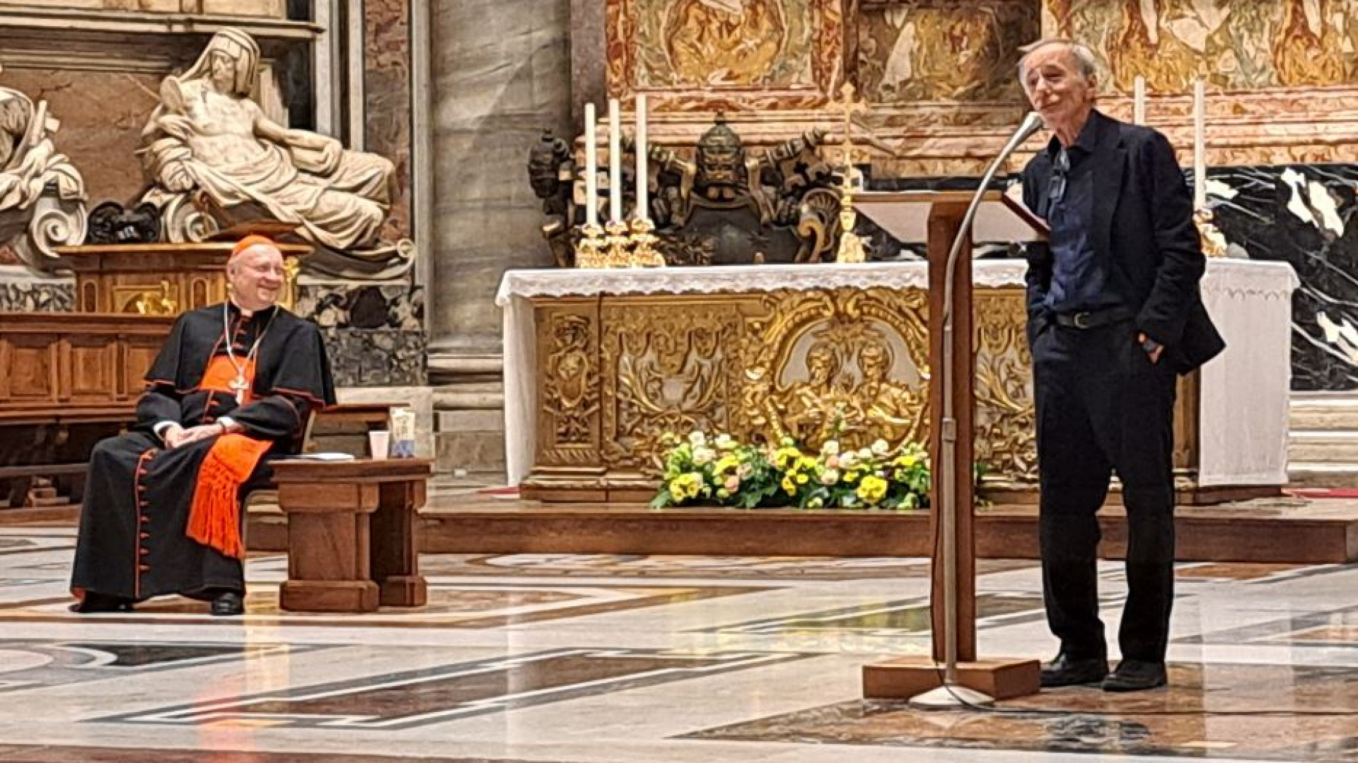 Immagine di Vecchioni, luci a San Pietro. «Ecco la mia fede»