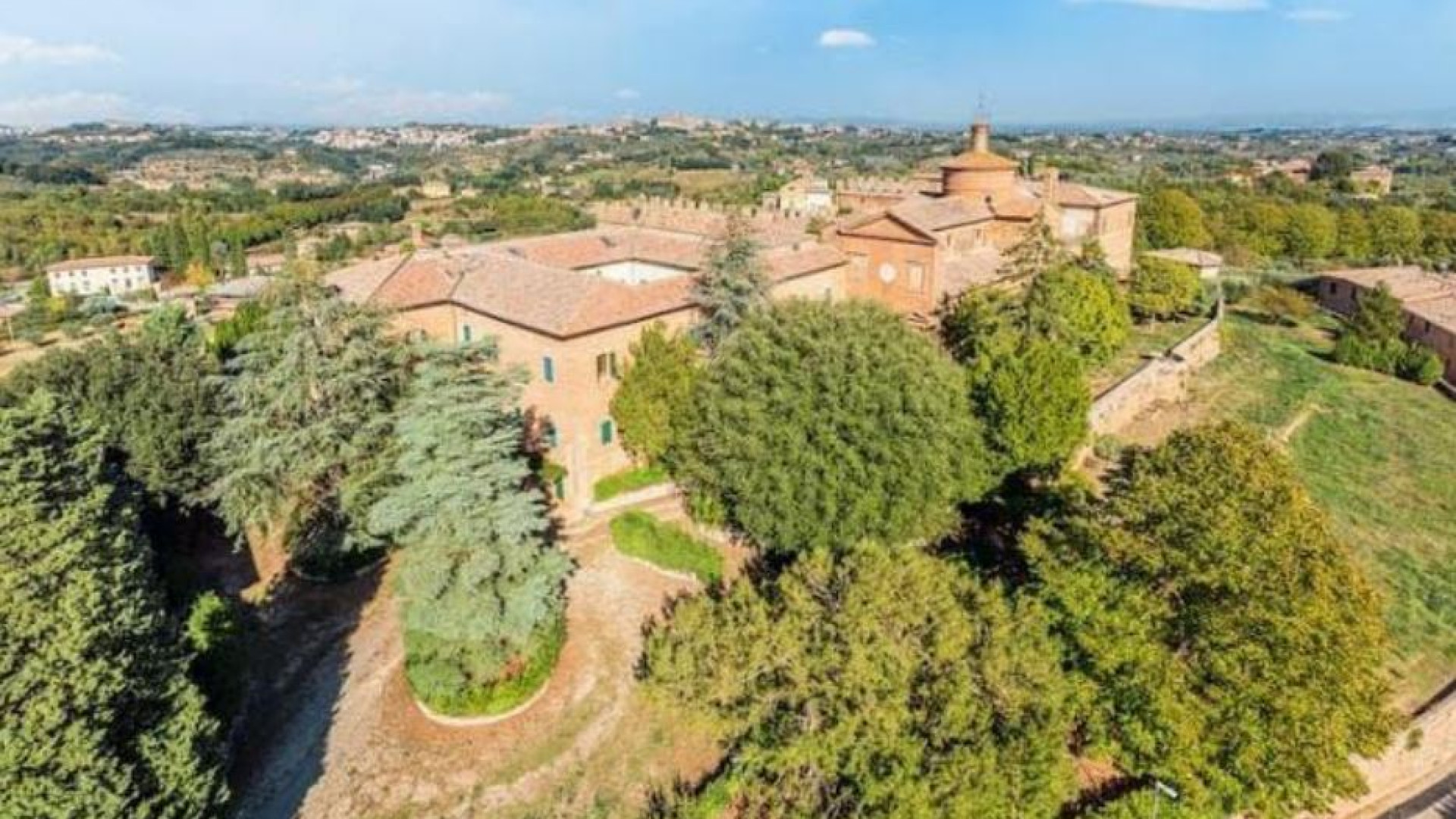 Immagine di L’abbazia millenaria in vendita in Toscana rischia di diventare un resort