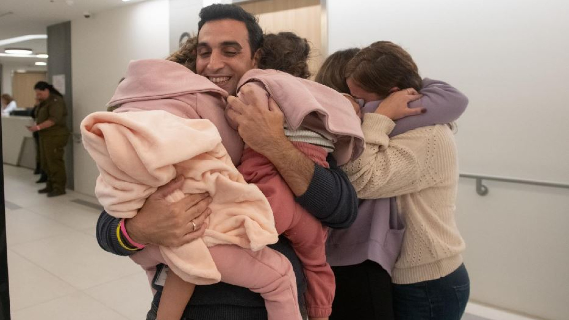 Immagine di Dopo l'incubo, ecco chi sono i 13 ostaggi israeliani liberati