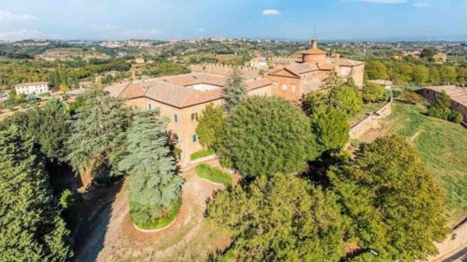 Immagine di L’abbazia millenaria in vendita in Toscana rischia di diventare un resort