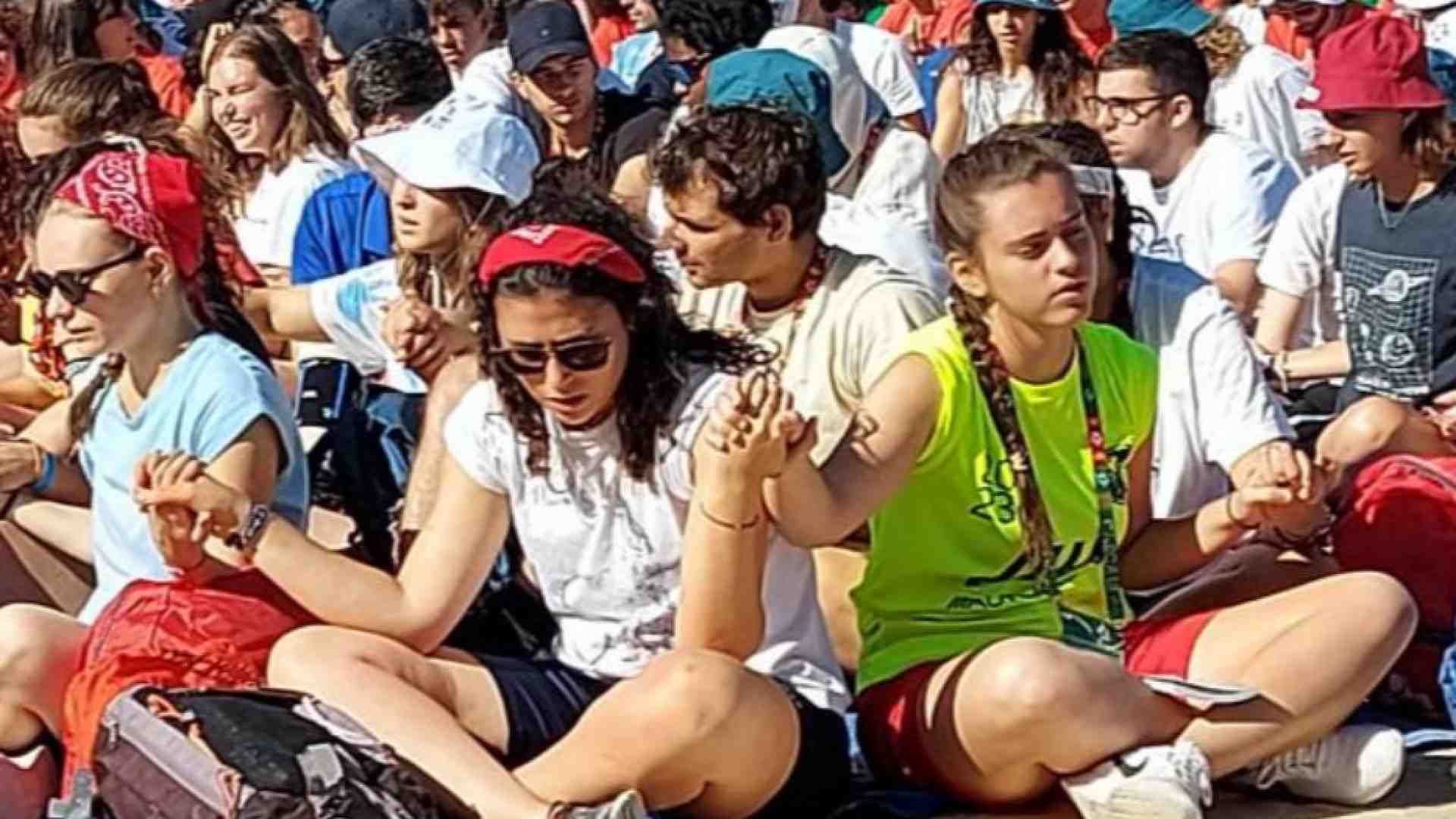 Immagine di Le voci dei giovani ancora credenti: la fede difficile di “quelli che restano”