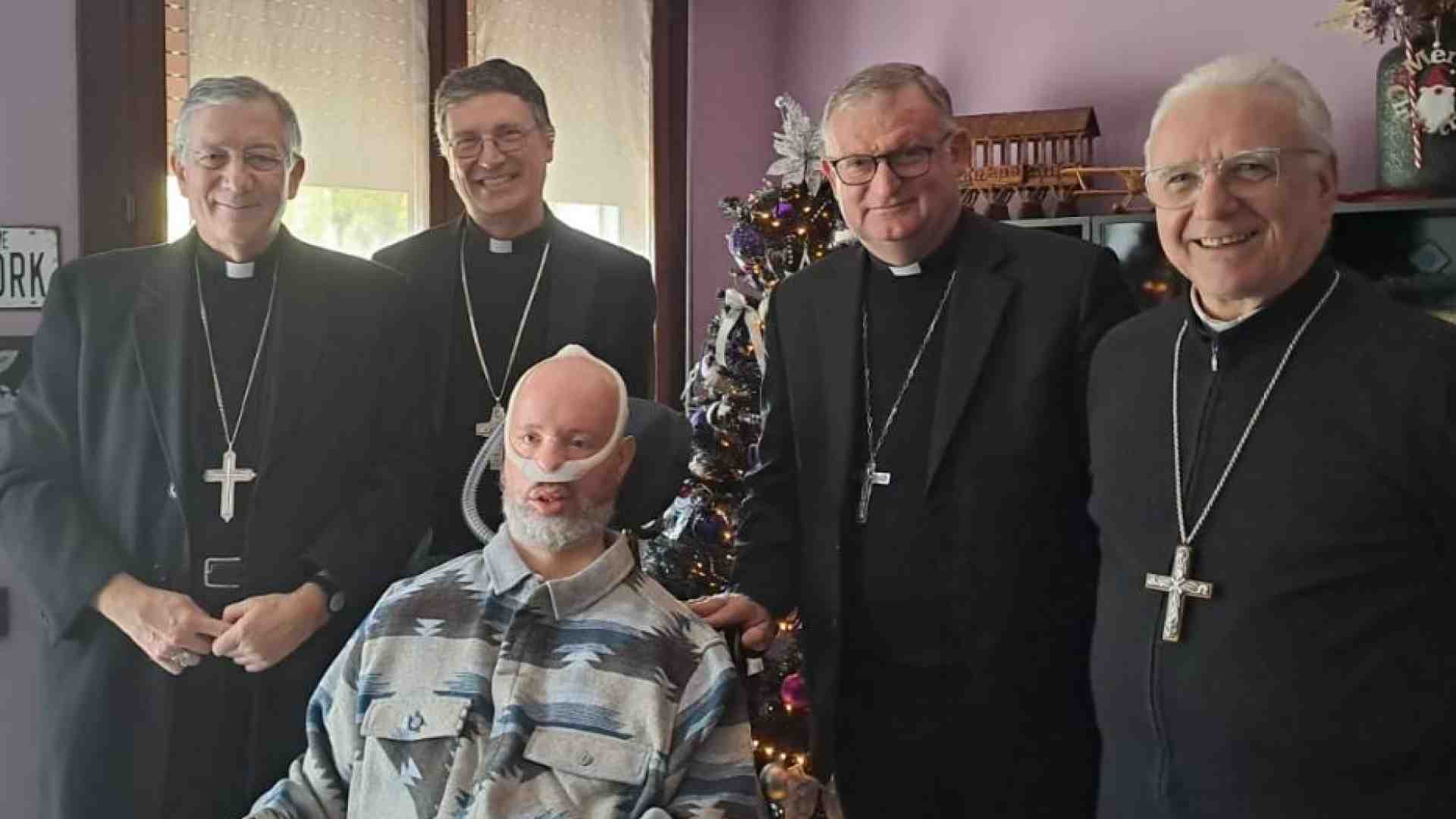 Immagine di Quattro vescovi in visita da Stefano Gheller. «La Chiesa è con i malati»