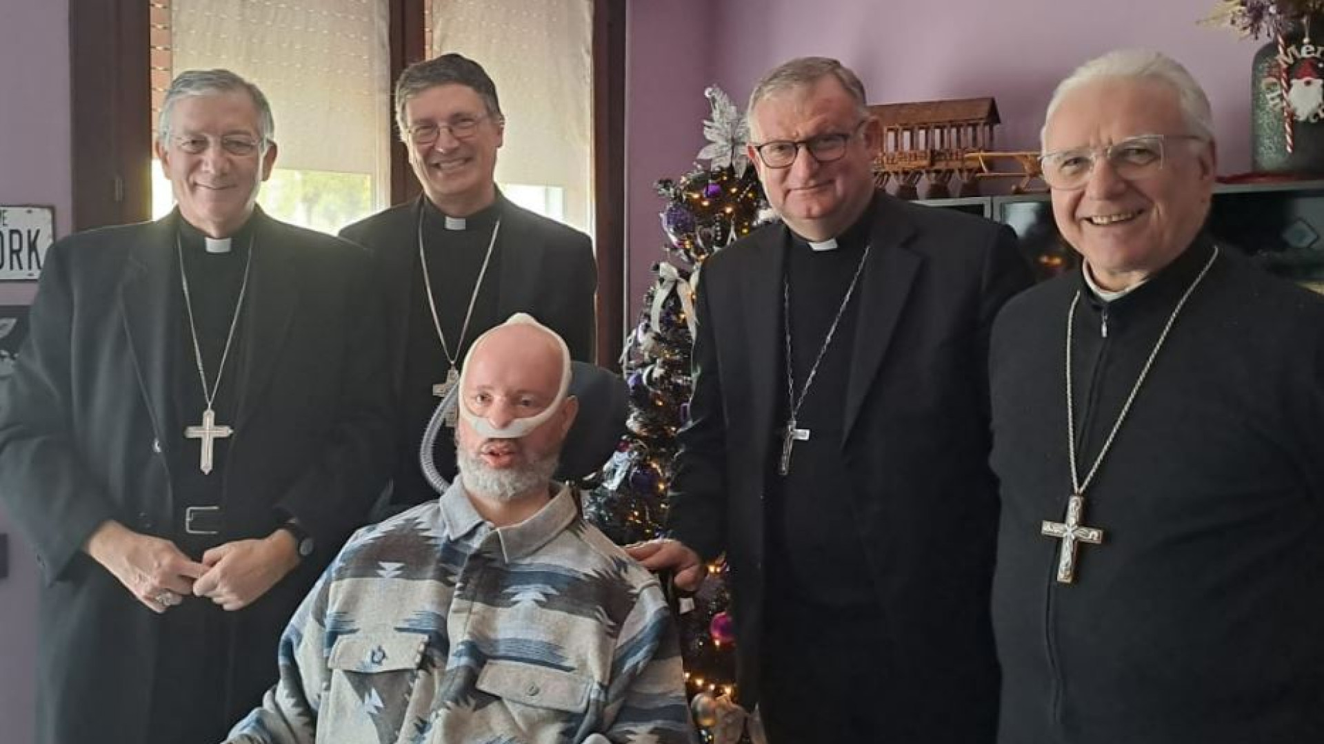 Immagine di Quattro vescovi in visita da Stefano Gheller. «La Chiesa è con i malati»