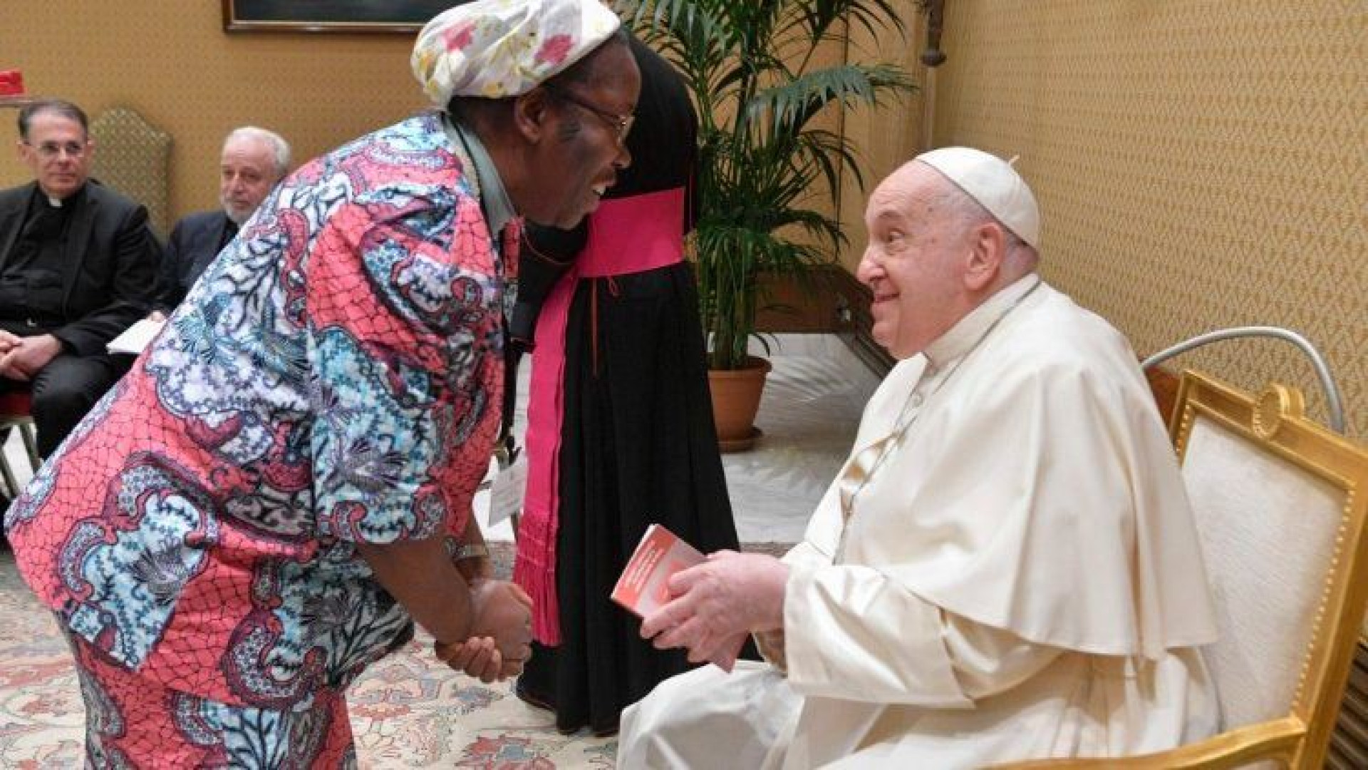 Immagine di Papa Francesco parla ai teologi: «Un errore maschilizzare la Chiesa»