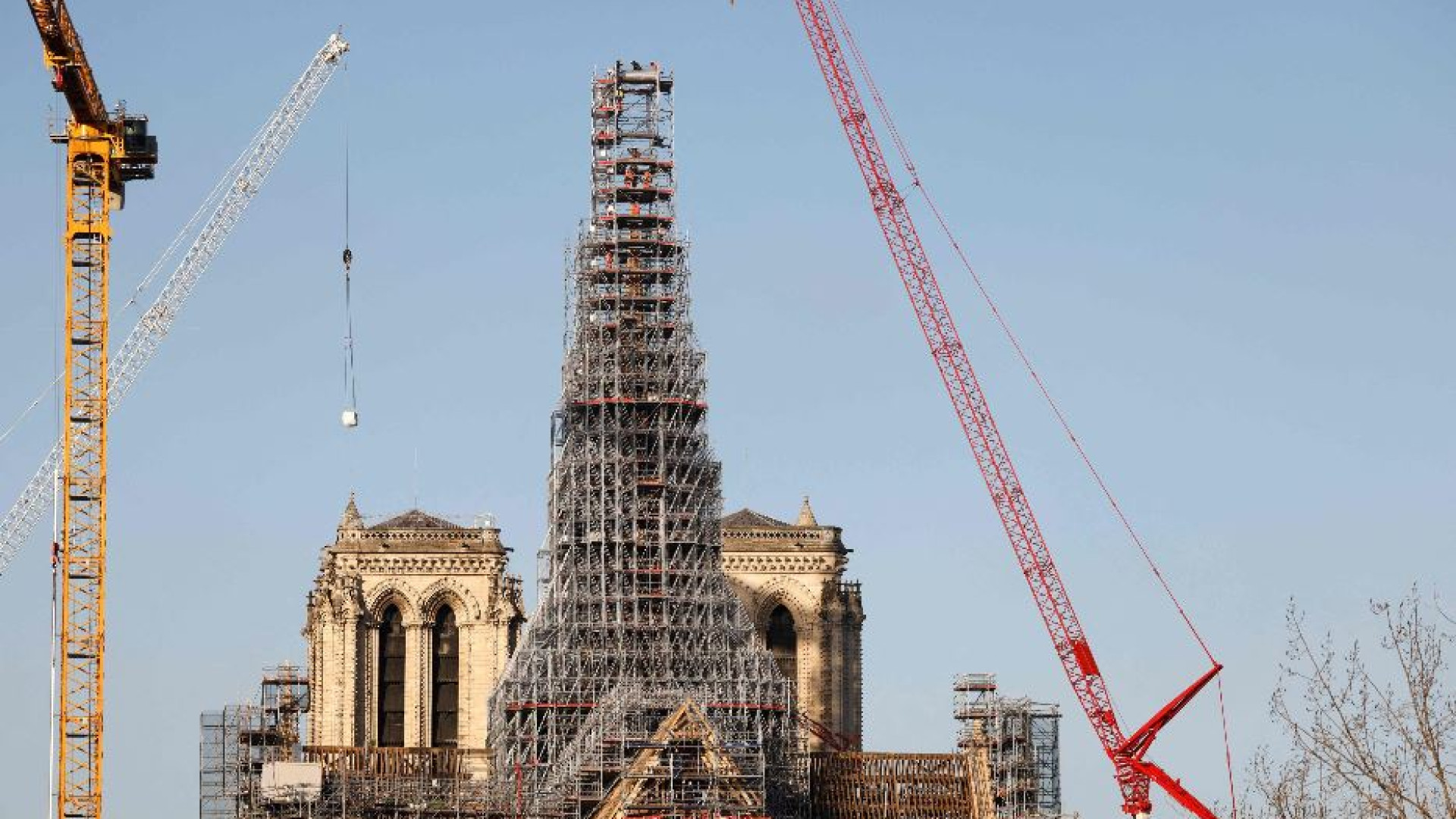 Immagine di Con la nuova guglia ritorna la croce su Notre-Dame