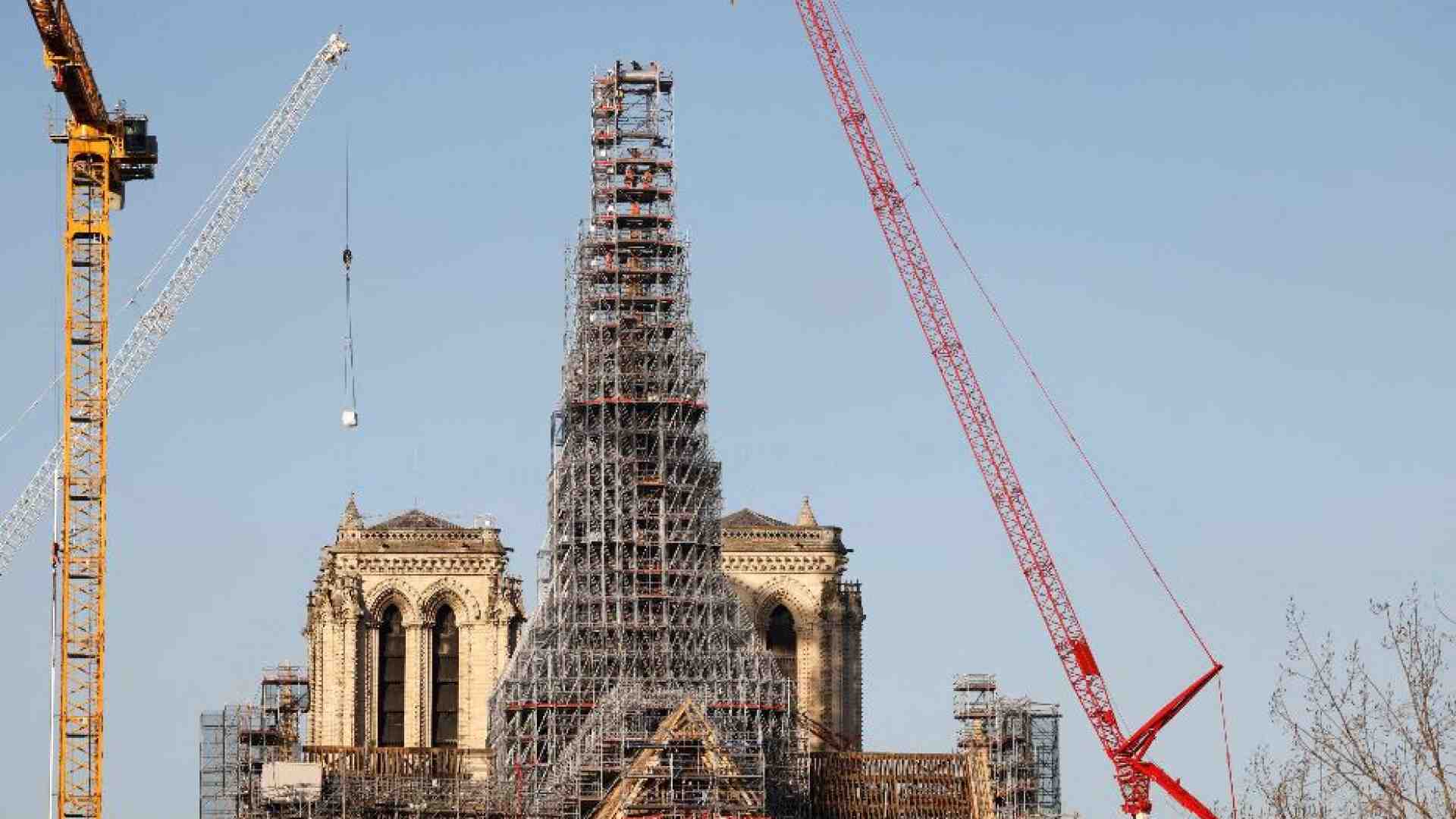 Immagine di Con la nuova guglia ritorna la croce su Notre-Dame
