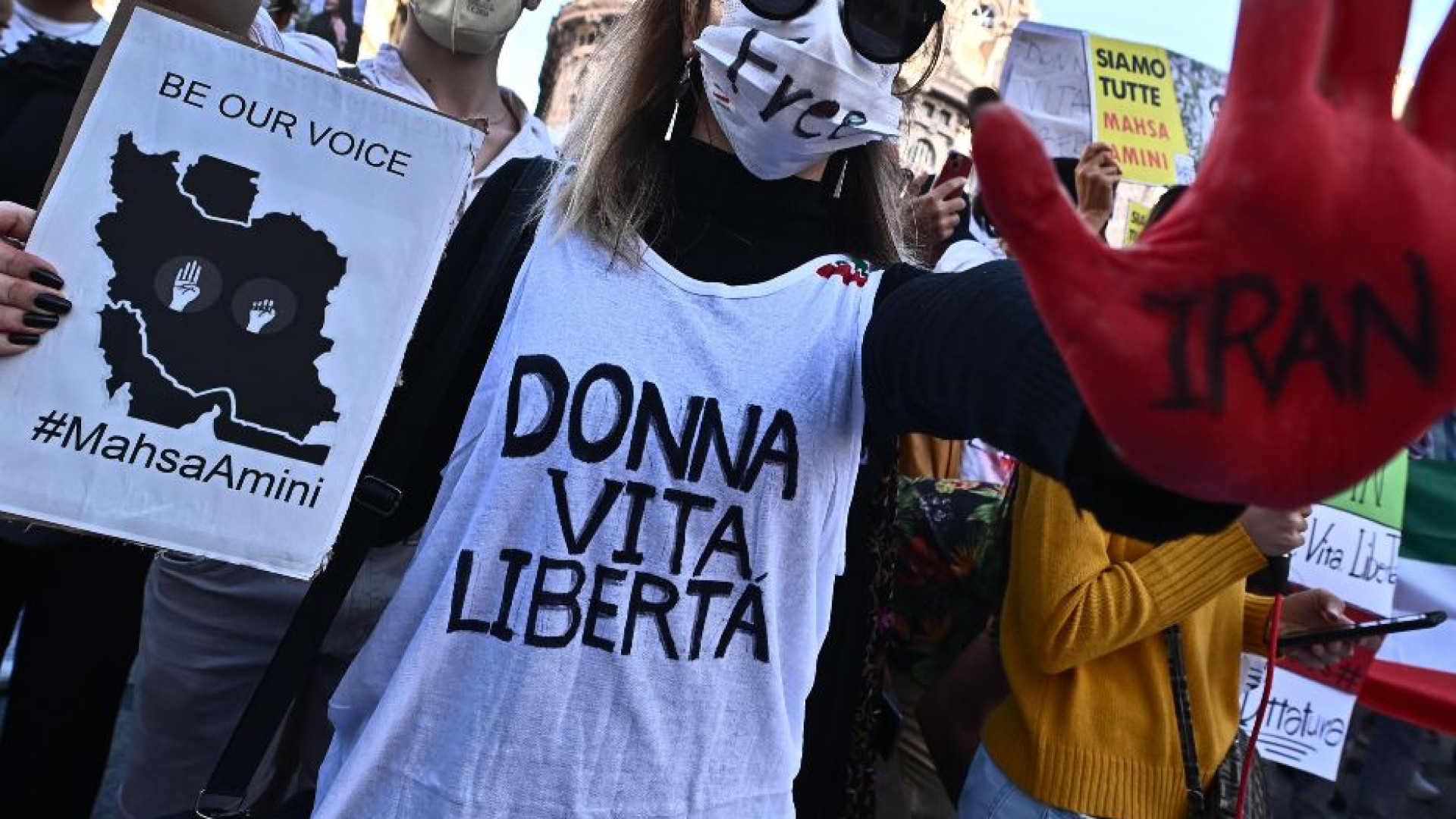 Immagine di «In Iran stupri e torture dopo le proteste contro il velo»