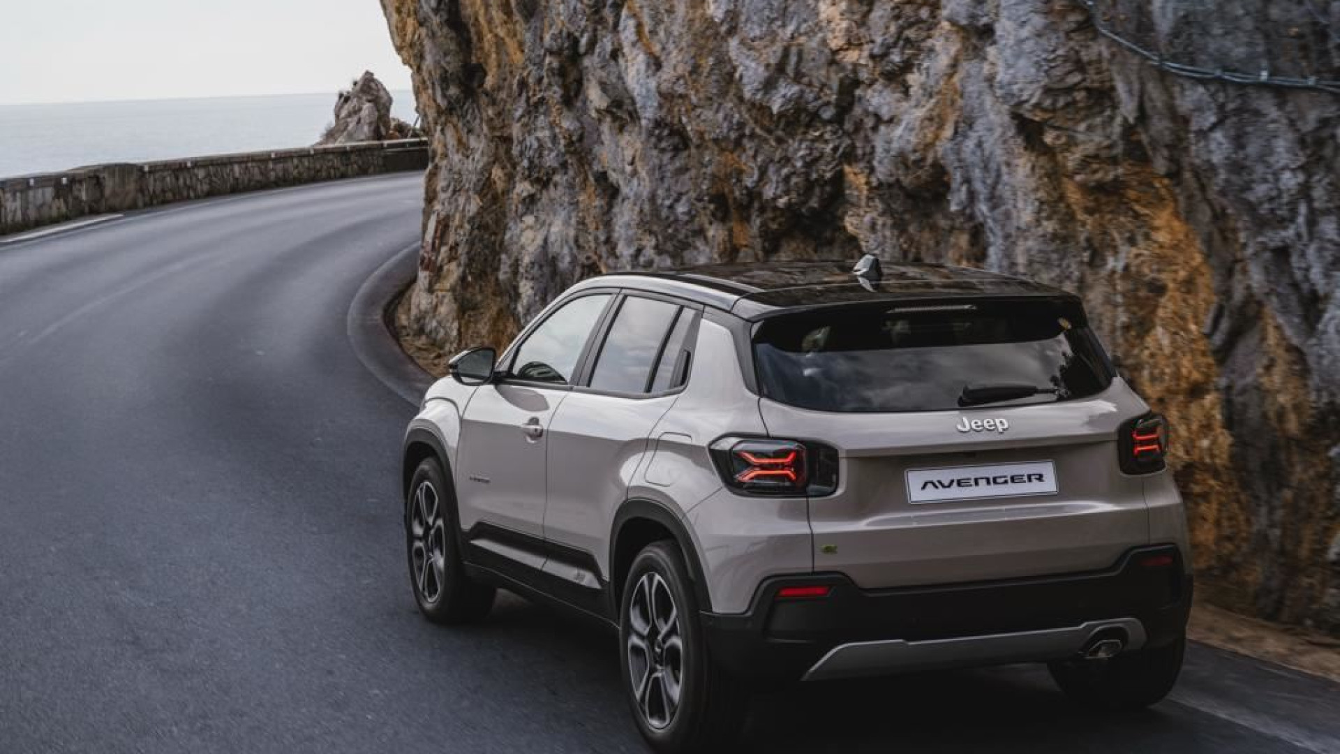 Immagine di Jeep, l'anno d'oro di Avenger. E ora è anche ibrida