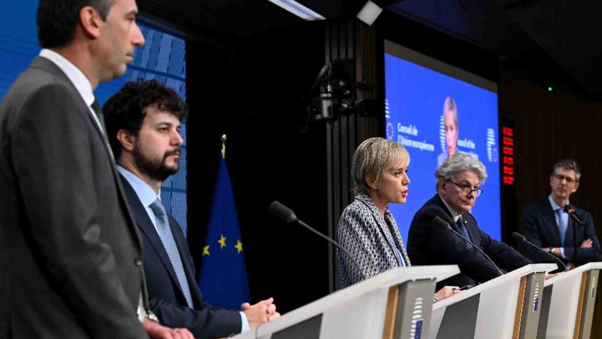 Immagine di Ue, trovato l'accordo per il AI Act. Cosa prevede la legge