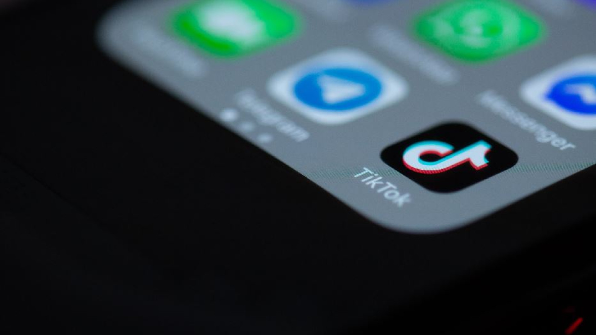 Immagine di Educare nel digitale come nel mondo reale? Un abbaglio logico e pericoloso