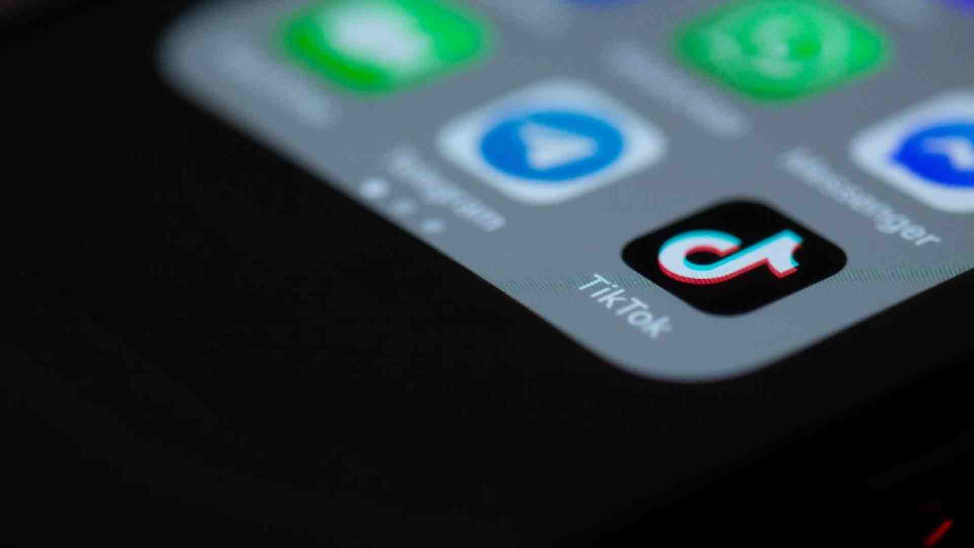 Immagine di Educare nel digitale come nel mondo reale? Un abbaglio logico e pericoloso