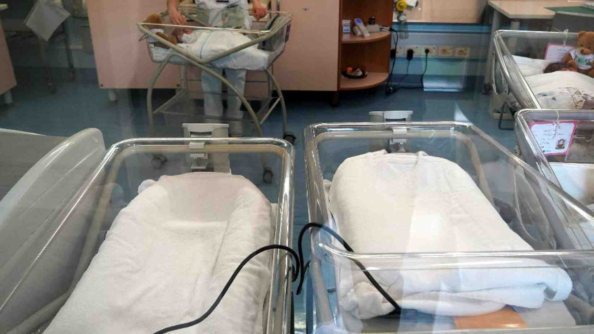 Immagine di «Adozioni forzate, 30mila neonati sottratti alle madri». Le scuse dei vescovi