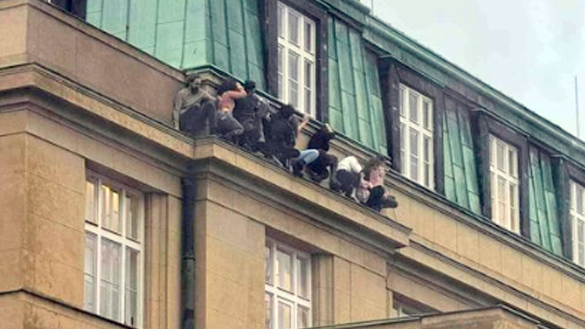 Immagine di Spara dal tetto dell'Università di Praga, 15 morti e 24 feriti