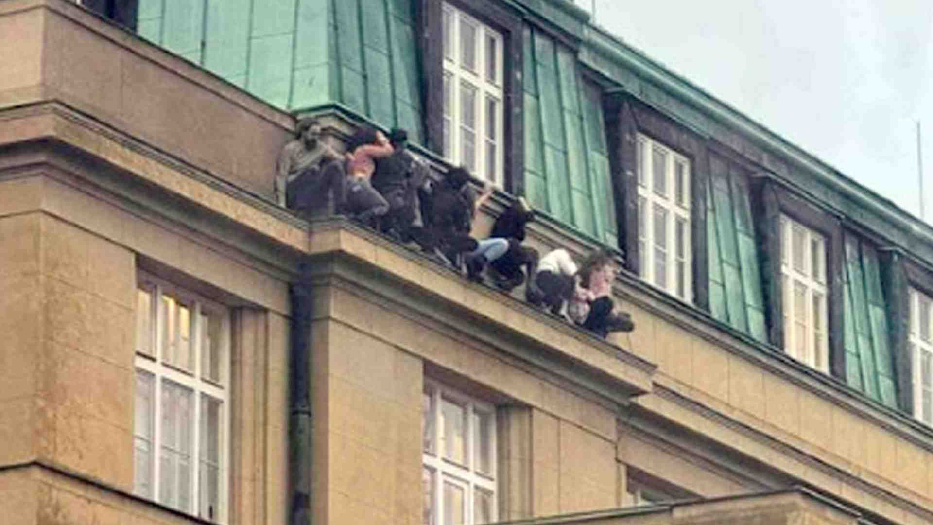 Immagine di Spara dal tetto dell'Università di Praga, 15 morti e 24 feriti